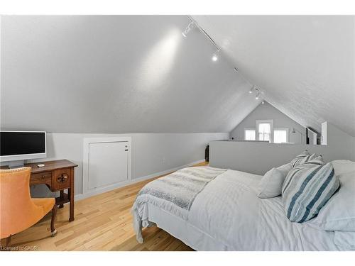 13 Bruce Street, Hamilton, ON - Indoor Photo Showing Bedroom