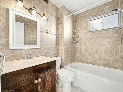 23 Oak Avenue, Hamilton, ON - Indoor Photo Showing Bathroom