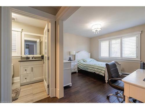 123 Mayfield Drive, Oakville, ON - Indoor Photo Showing Bedroom