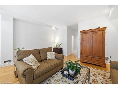 394 Almas Common, Burlington, ON - Indoor Photo Showing Living Room