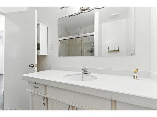 Main-10 Owen Place, Hamilton, ON - Indoor Photo Showing Bathroom