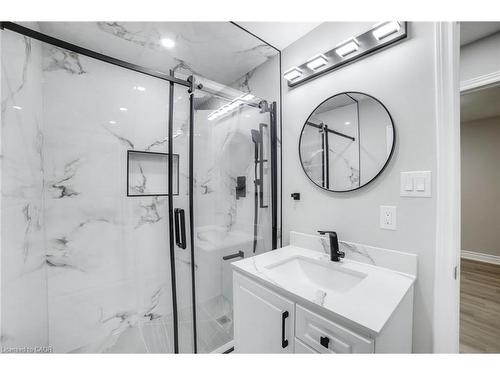 86 Adair Avenue S, Hamilton, ON - Indoor Photo Showing Bathroom
