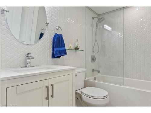 2073 Deramore Drive, Oakville, ON - Indoor Photo Showing Bathroom