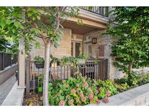 102-70 Stewart Street, Oakville, ON - Outdoor