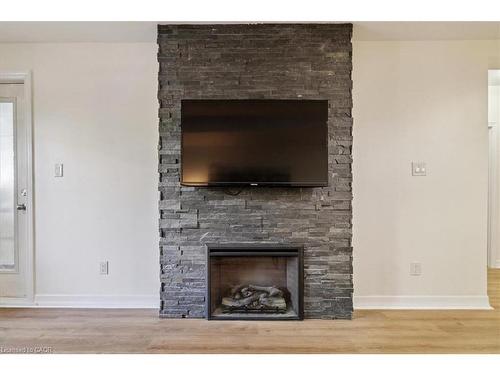 102-70 Stewart Street, Oakville, ON - Indoor Photo Showing Living Room With Fireplace