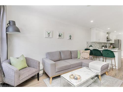 97 East 31St Street, Hamilton, ON - Indoor Photo Showing Living Room