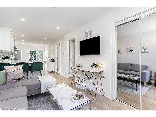 97 East 31St Street, Hamilton, ON - Indoor Photo Showing Living Room