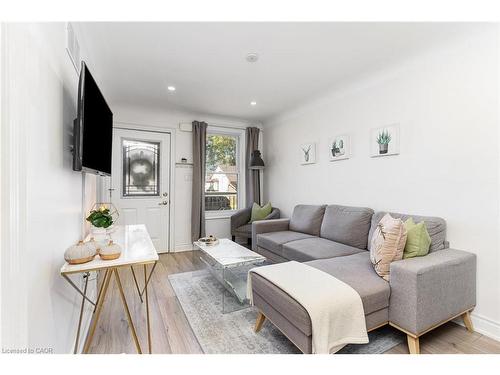 97 East 31St Street, Hamilton, ON - Indoor Photo Showing Living Room