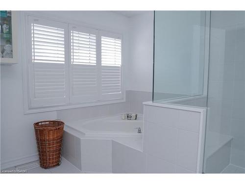 11 Aitken Court, Fergus, ON - Indoor Photo Showing Bathroom