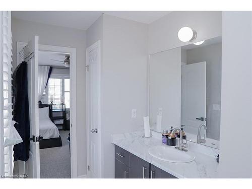 11 Aitken Court, Fergus, ON - Indoor Photo Showing Bathroom