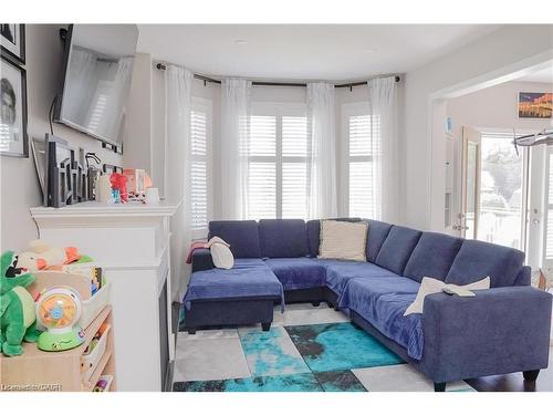 11 Aitken Court, Fergus, ON - Indoor Photo Showing Living Room