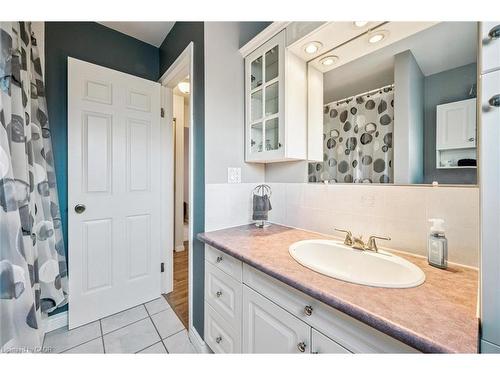 207 Laurentian Drive, Kitchener, ON - Indoor Photo Showing Bathroom