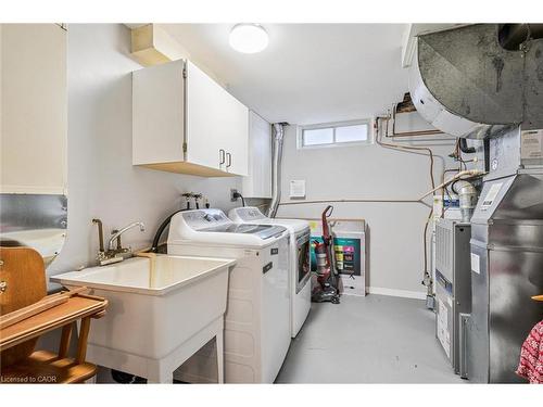 207 Laurentian Drive, Kitchener, ON - Indoor Photo Showing Laundry Room