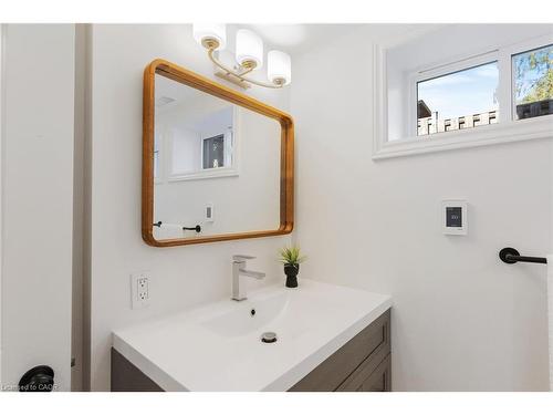 103 Wise Crescent, Hamilton, ON - Indoor Photo Showing Bathroom