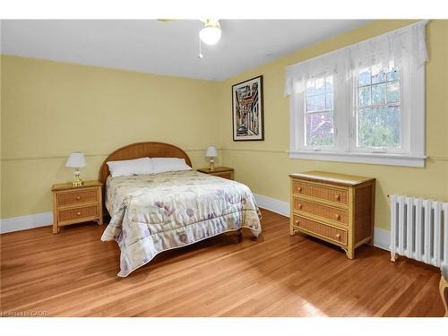 102 Main Street E, Grimsby, ON - Indoor Photo Showing Bedroom