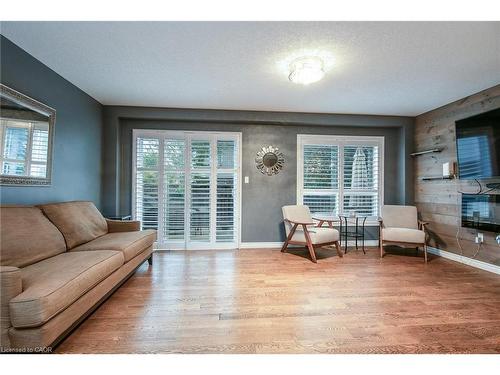 105 Captain Mccallum Drive, New Hamburg, ON - Indoor Photo Showing Living Room