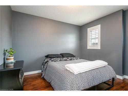 105 Captain Mccallum Drive, New Hamburg, ON - Indoor Photo Showing Bedroom