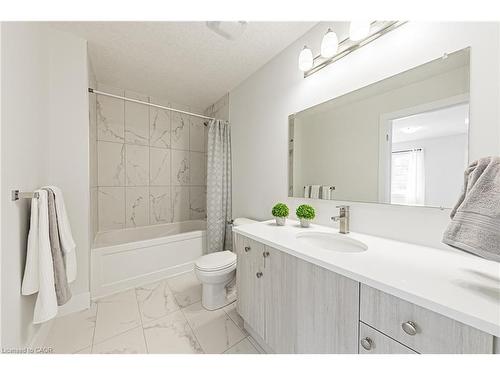 200 Benninger Drive, Kitchener, ON - Indoor Photo Showing Bathroom