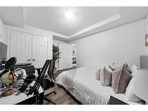 6E-1460 Highland Road W, Kitchener, ON - Indoor Photo Showing Bedroom