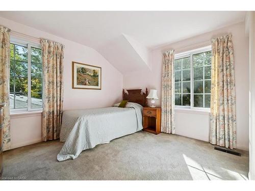 222 Strathcona Drive, Burlington, ON - Indoor Photo Showing Bedroom