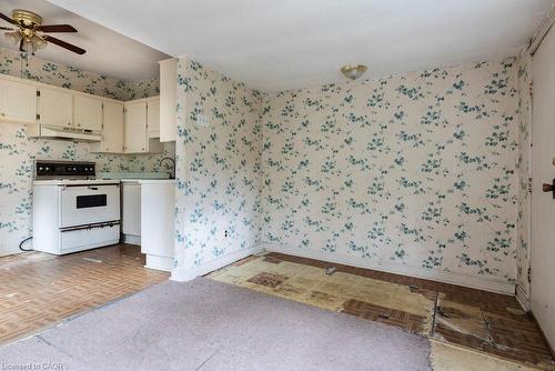 19 Blythe Street, Hamilton, ON - Indoor Photo Showing Kitchen