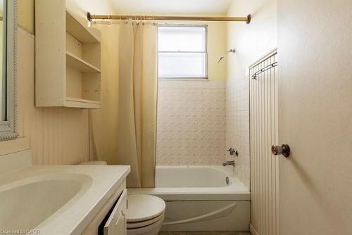 19 Blythe Street, Hamilton, ON - Indoor Photo Showing Bathroom