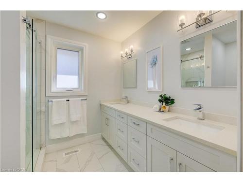 439 Northlake Drive, Waterloo, ON - Indoor Photo Showing Bathroom