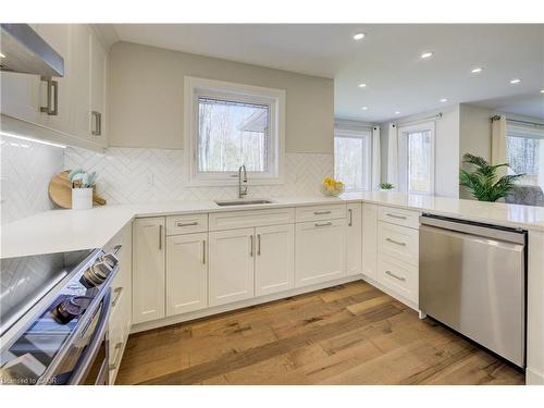 439 Northlake Drive, Waterloo, ON - Indoor Photo Showing Kitchen With Upgraded Kitchen