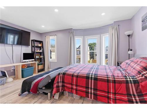 75 Niagara Street, Hamilton, ON - Indoor Photo Showing Bedroom