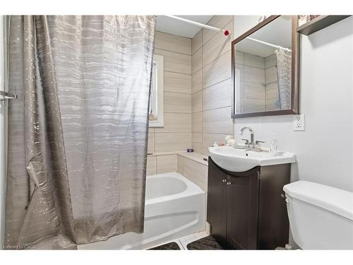 75 Niagara Street, Hamilton, ON - Indoor Photo Showing Bathroom