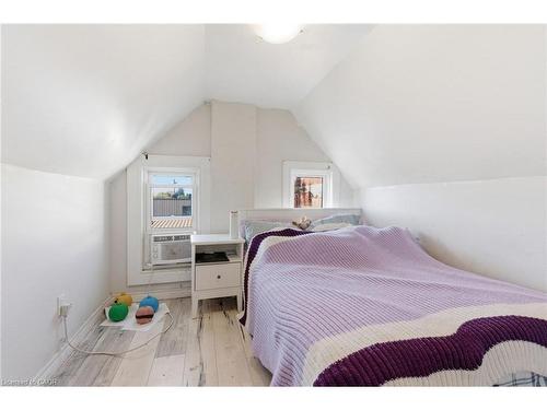 75 Niagara Street, Hamilton, ON - Indoor Photo Showing Bedroom