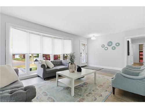 5372 Spruce Avenue, Burlington, ON - Indoor Photo Showing Living Room