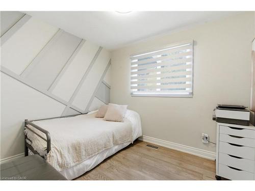 5372 Spruce Avenue, Burlington, ON - Indoor Photo Showing Bedroom