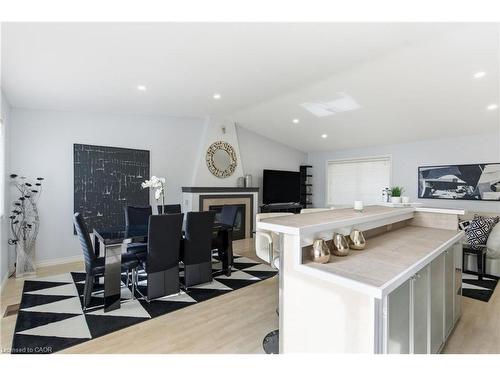 5372 Spruce Avenue, Burlington, ON - Indoor