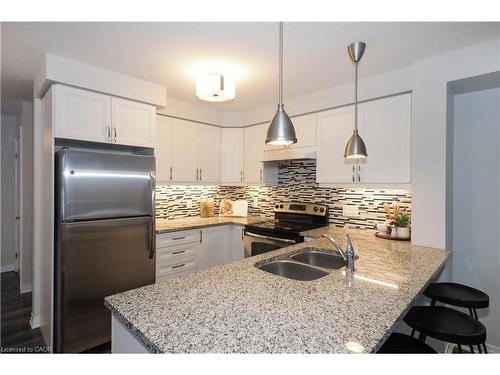 181 South Creek Drive, Kitchener, ON - Indoor Photo Showing Kitchen With Double Sink With Upgraded Kitchen
