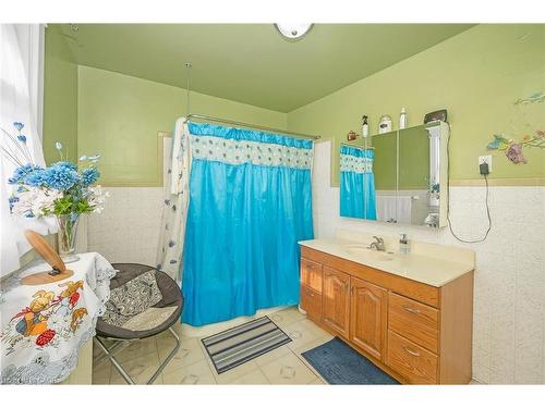 1088 King Street E, Hamilton, ON - Indoor Photo Showing Bathroom