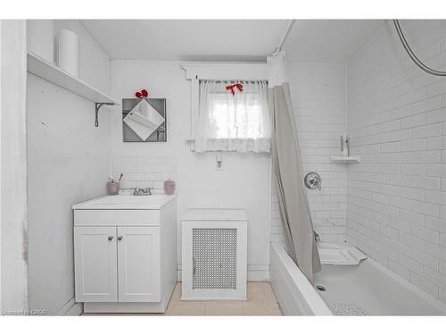 1088 King Street E, Hamilton, ON - Indoor Photo Showing Bathroom