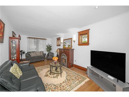 1088 King Street E, Hamilton, ON - Indoor Photo Showing Living Room