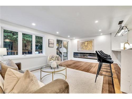 877 Kingsway Drive, Burlington, ON - Indoor Photo Showing Living Room