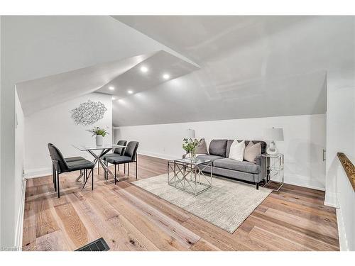 877 Kingsway Drive, Burlington, ON - Indoor