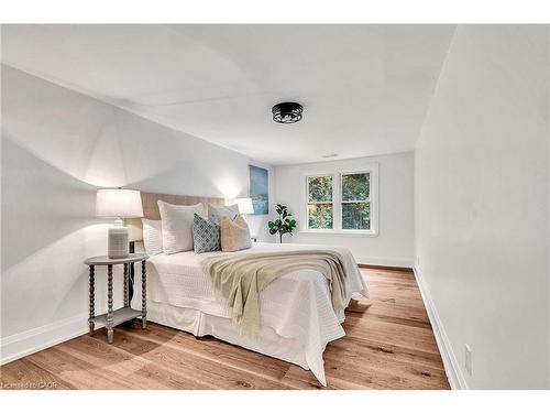 877 Kingsway Drive, Burlington, ON - Indoor Photo Showing Bedroom
