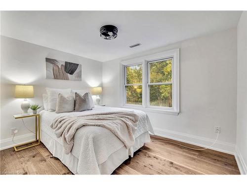 877 Kingsway Drive, Burlington, ON - Indoor Photo Showing Bedroom