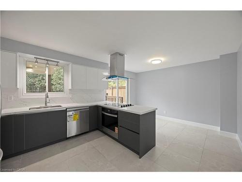 24 Culver Court, London, ON - Indoor Photo Showing Kitchen