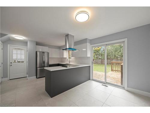 24 Culver Court, London, ON - Indoor Photo Showing Kitchen