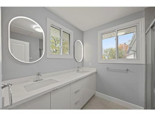 24 Culver Court, London, ON - Indoor Photo Showing Bathroom