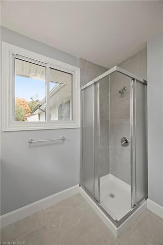 24 Culver Court, London, ON - Indoor Photo Showing Bathroom