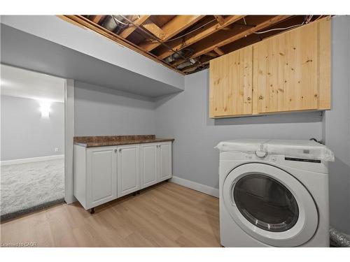 24 Culver Court, London, ON - Indoor Photo Showing Laundry Room