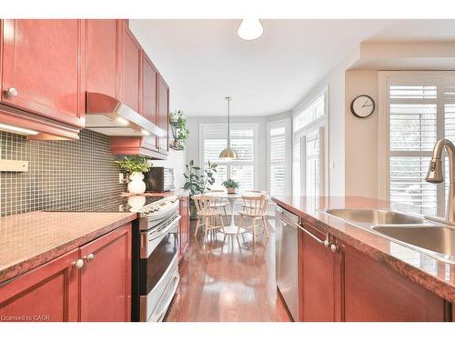 1025 Shaw Drive, Mississauga, ON - Indoor Photo Showing Kitchen With Double Sink With Upgraded Kitchen