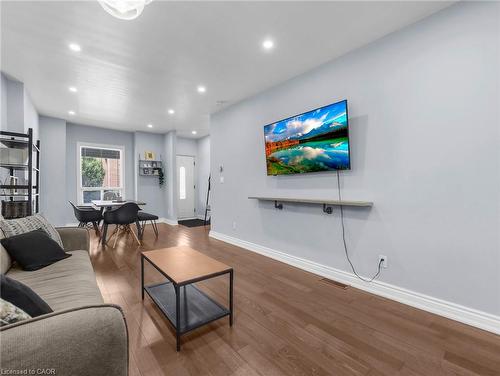 114 Burton Street, Hamilton, ON - Indoor Photo Showing Living Room