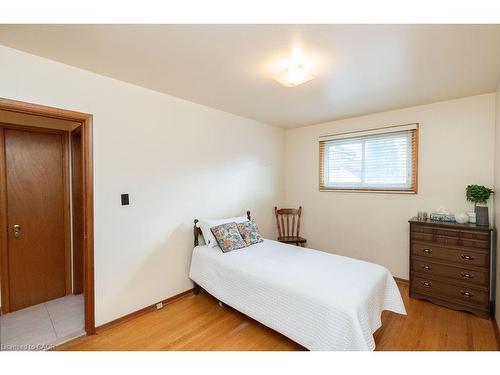 313 Barton Street W, Hamilton, ON - Indoor Photo Showing Bedroom
